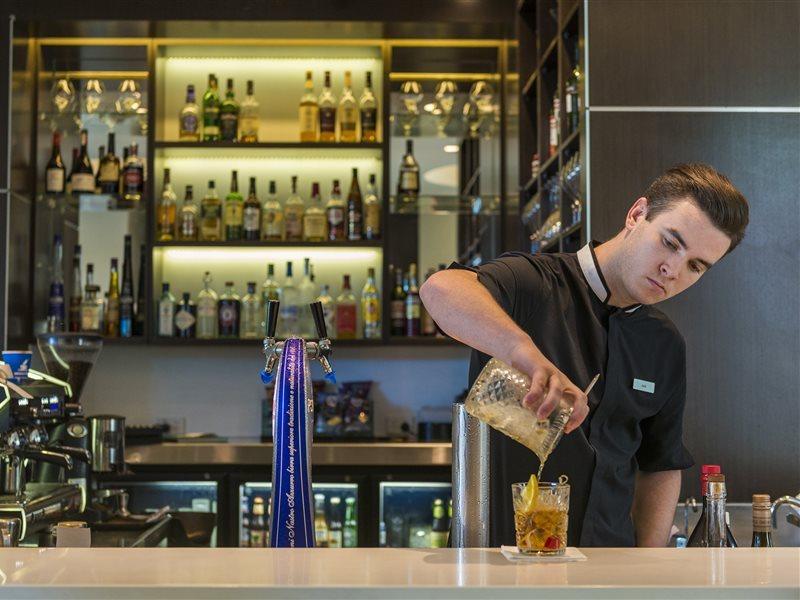 The Point Brisbane Hotel Luaran gambar A bartender at work