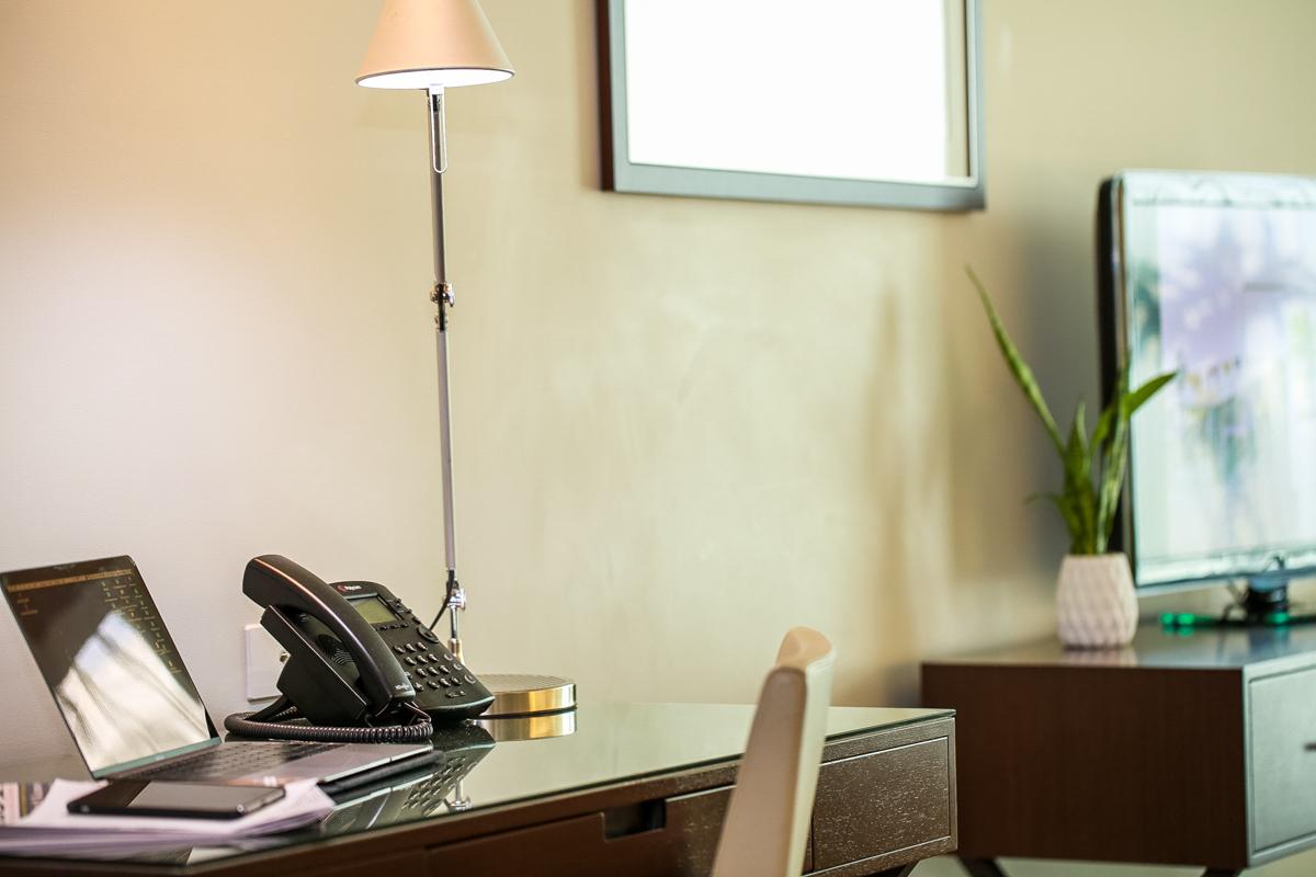 The Point Brisbane Hotel Luaran gambar A floor lamp