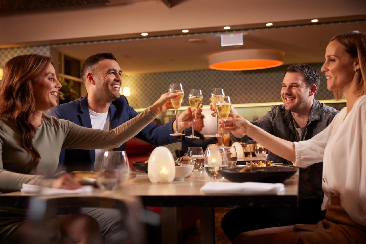 The Point Brisbane Hotel Luaran gambar A group of friends dining at a restaurant