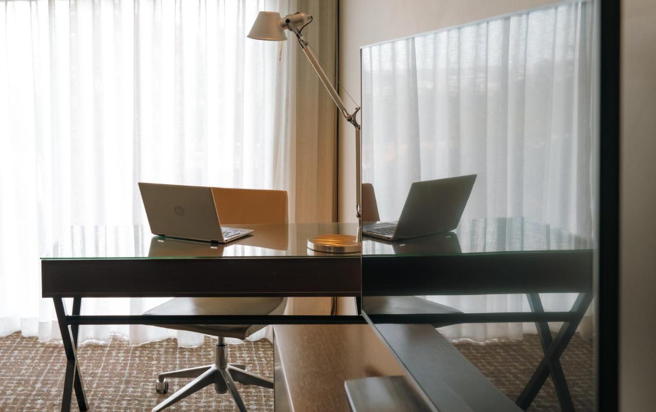 The Point Brisbane Hotel Luaran gambar A work space at the hotel
