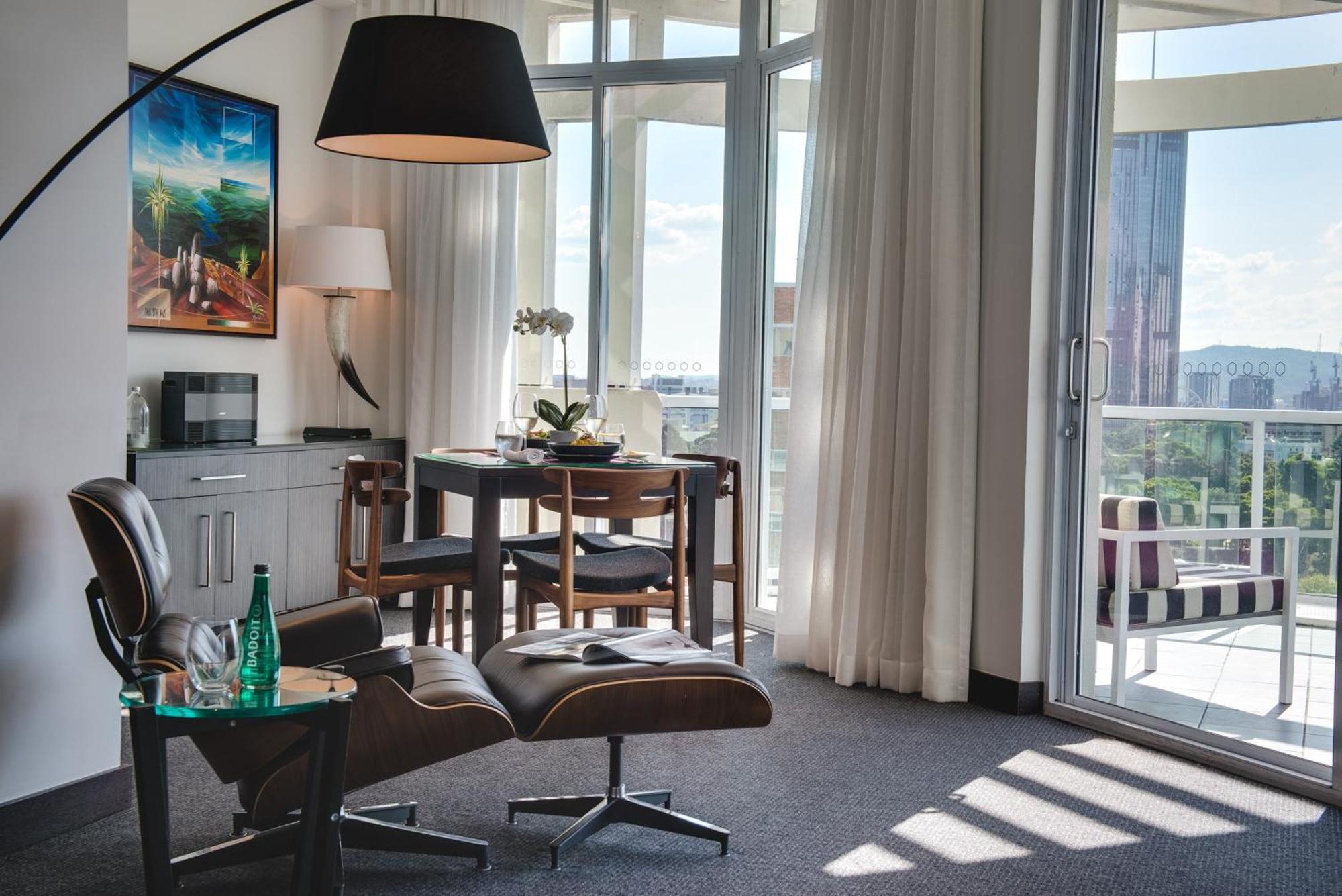 The Point Brisbane Hotel Luaran gambar A living room at The Standard East Village