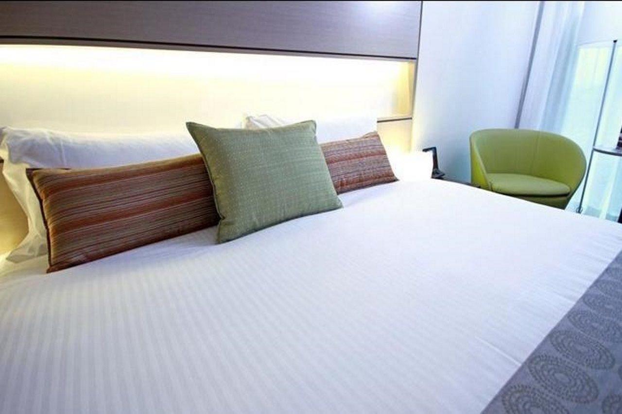 The Point Brisbane Hotel Luaran gambar A bed with pillows
