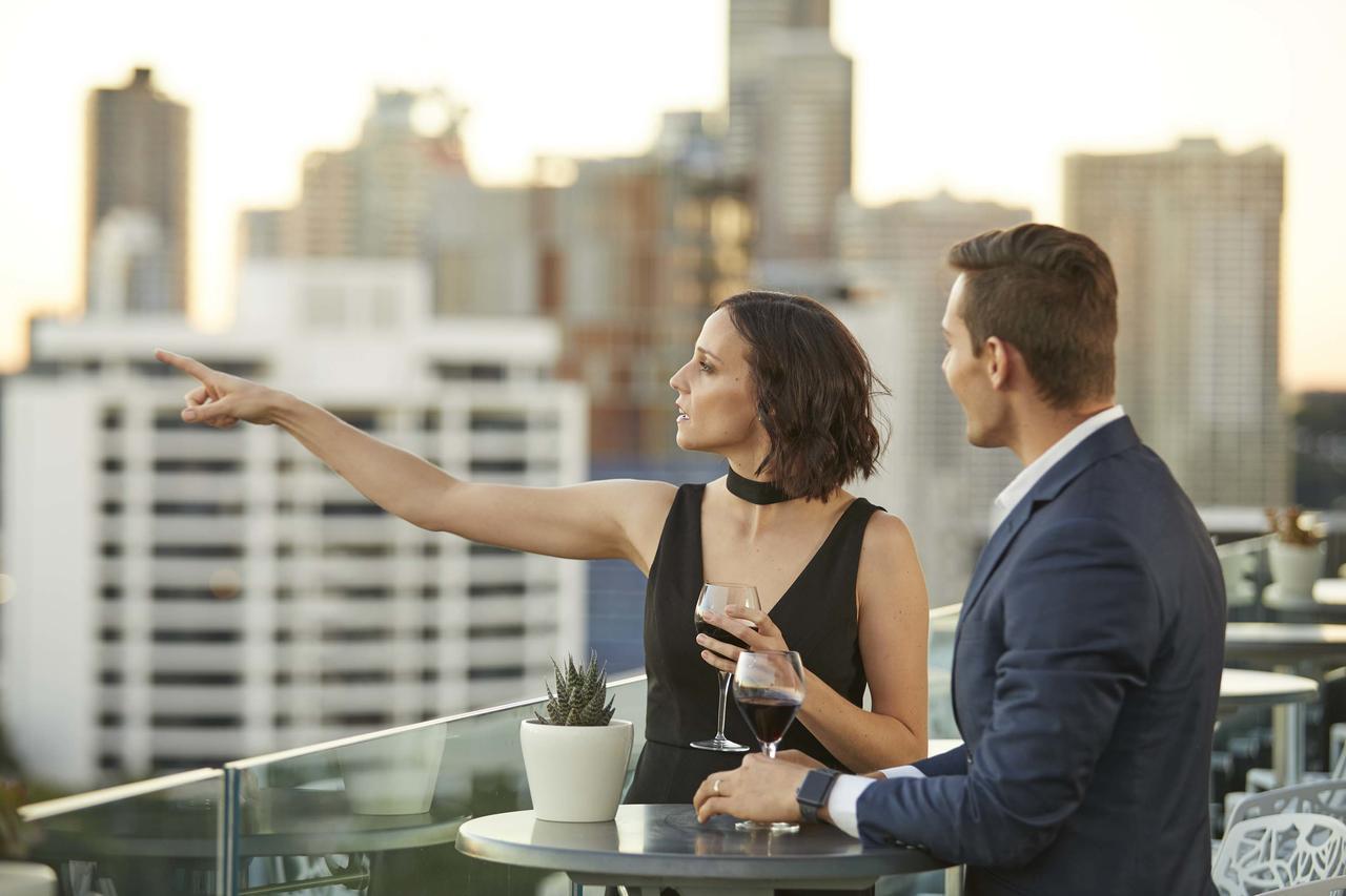 The Point Brisbane Hotel Luaran gambar A couple at a rooftop party